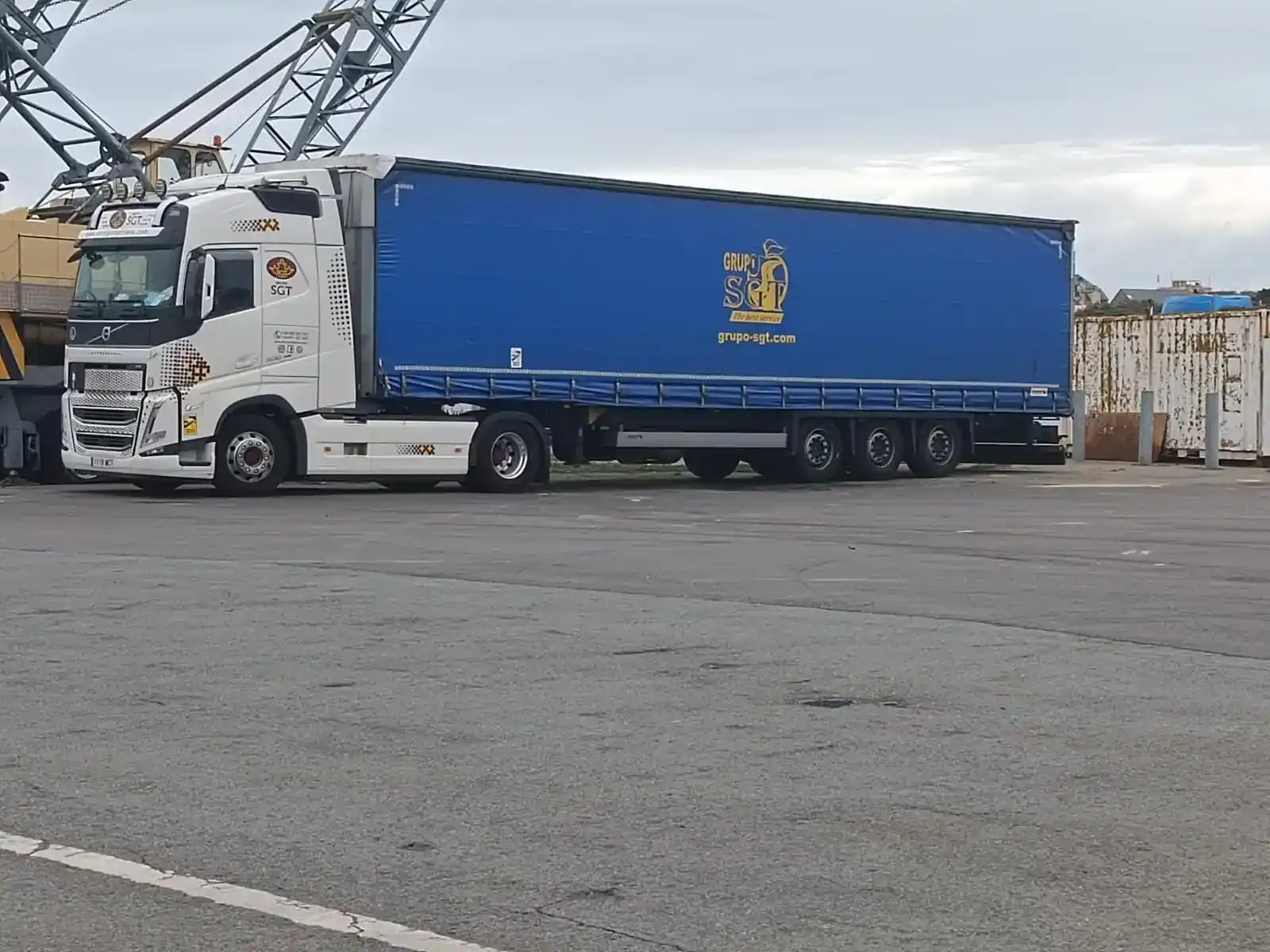 Transporte con lona lateral