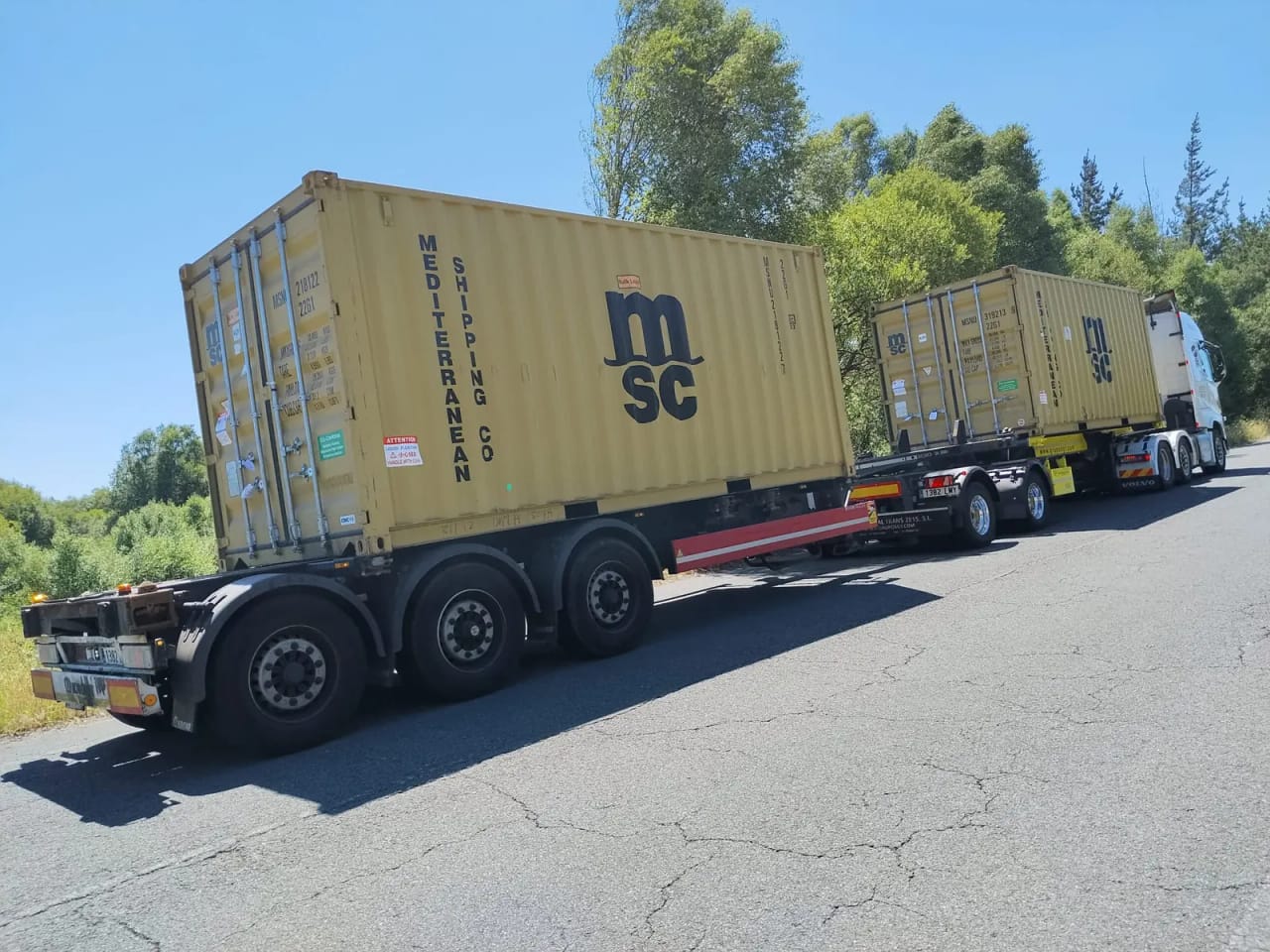 Mini Duo cargado con dos contenedores de 20 pies de MSC